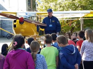Učenci OŠ Ob Rinži pred letalom in pilotom
